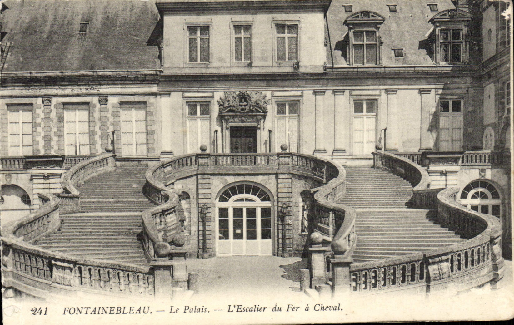 CPA Fontainbleau Le Palais L'Escalier Du Fer Cheval