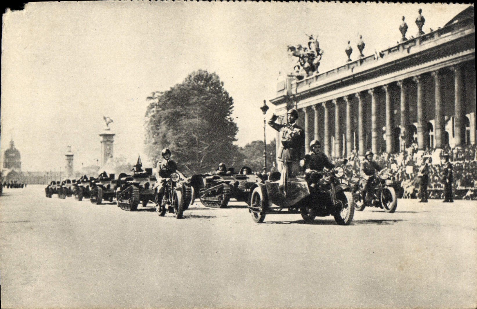 POSTAL Chenillelles de la VENDIMIA de la infantería delante del palacio grande París Militaria