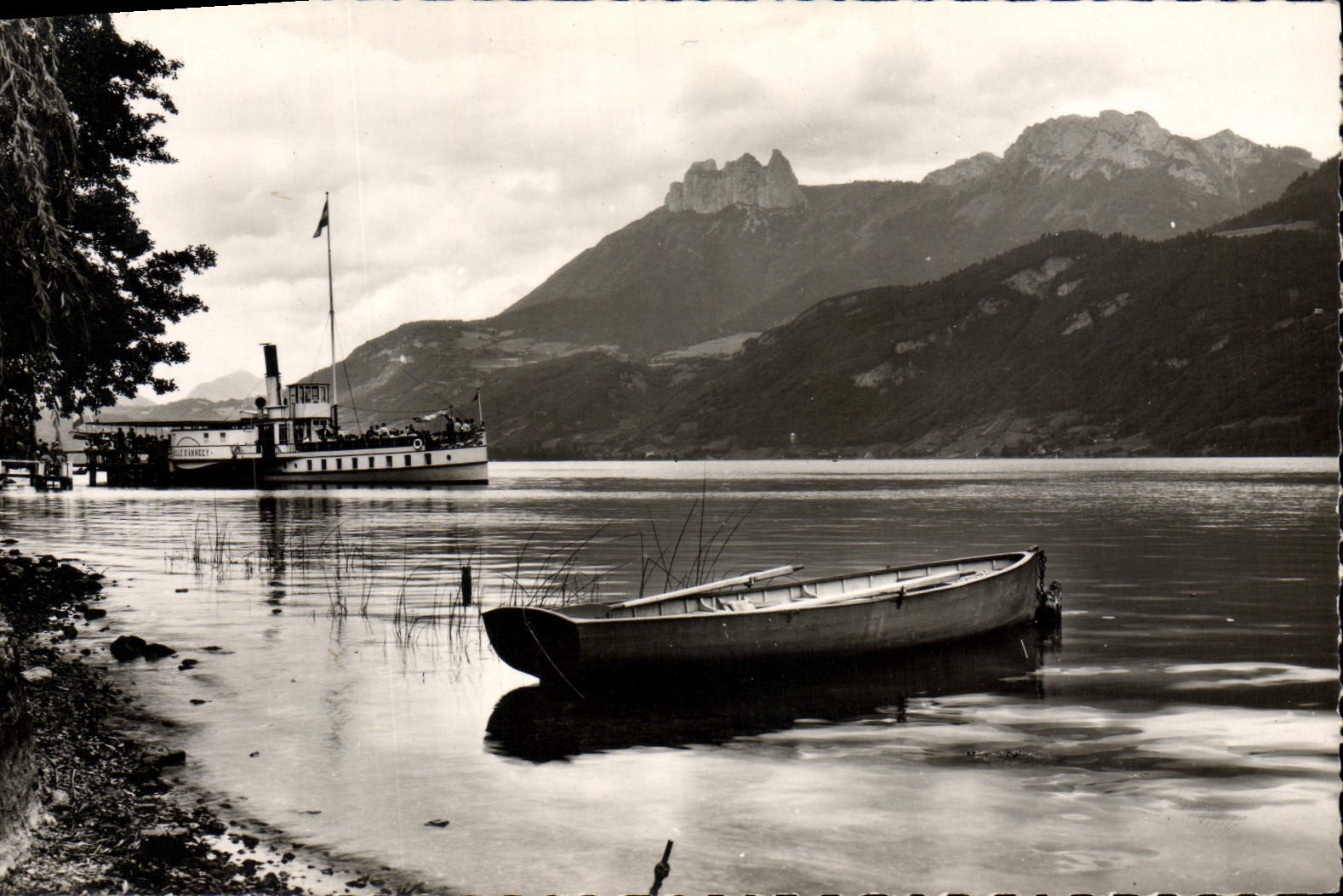 CPM Le Lac D'Annecy Passage Du Bafeau Bout Du Lac Bateau