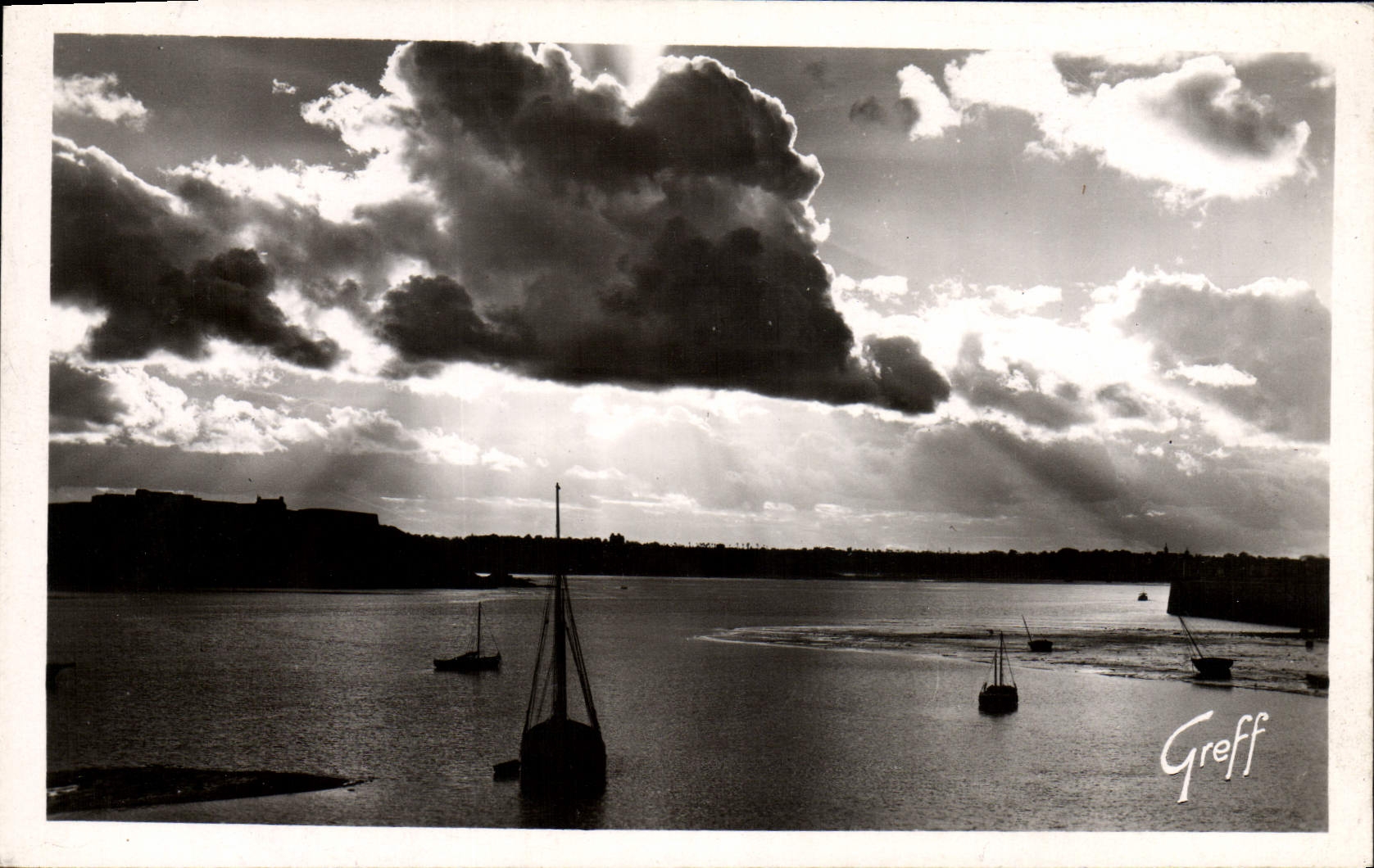 CPM Saint Malo Contre jour sur l'avant port