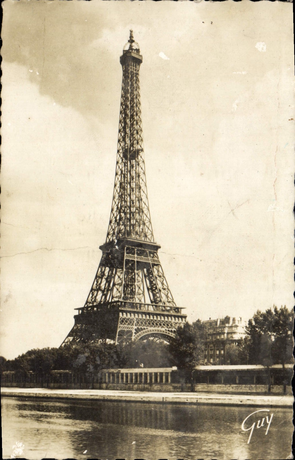 CPA La Tour Eiffel Paris 