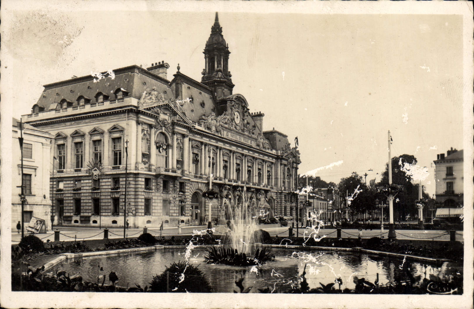 MODERN CARD Tours the Town hall