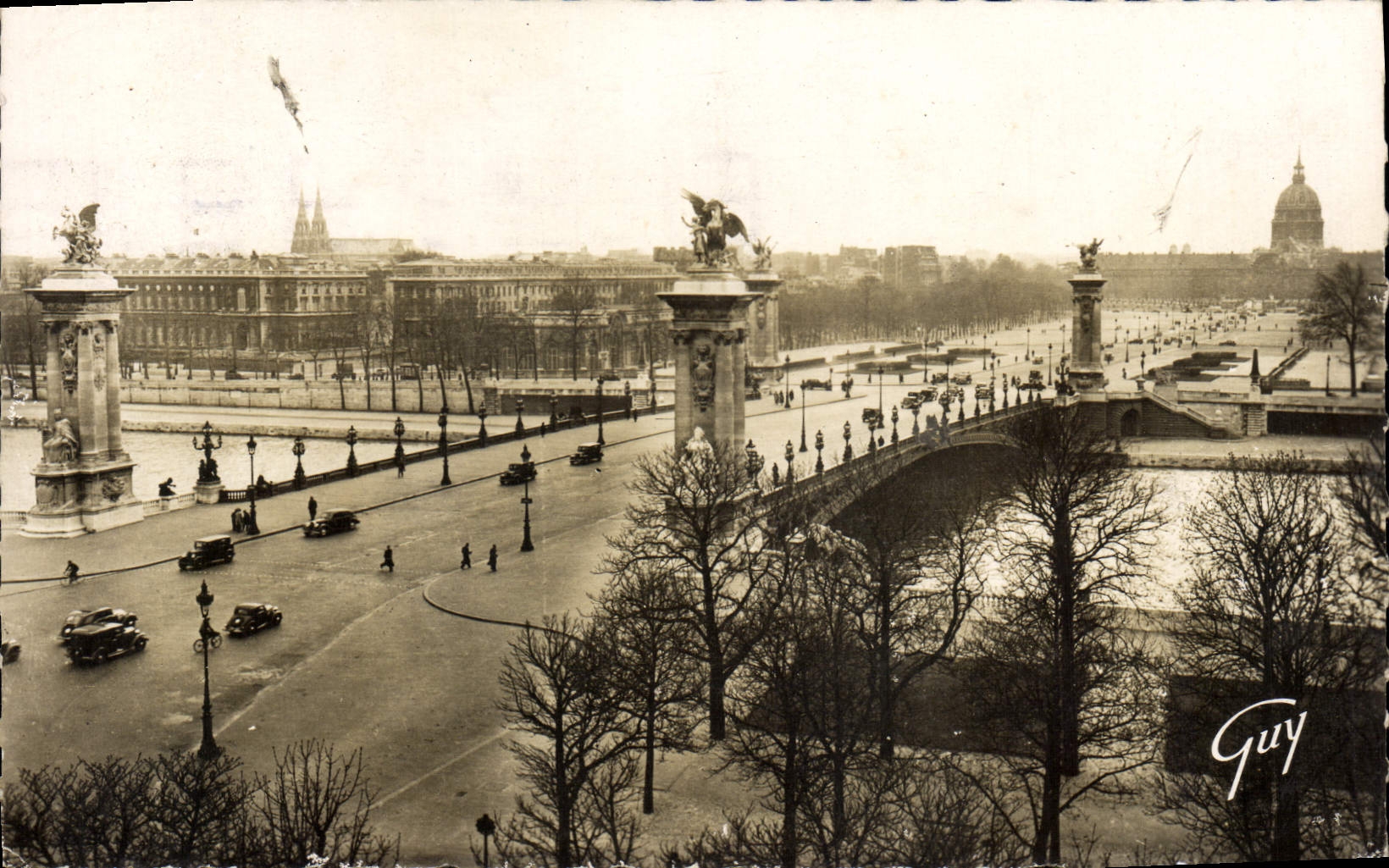CPM Paris Pont Alexandre III et esplanade des Invalides 