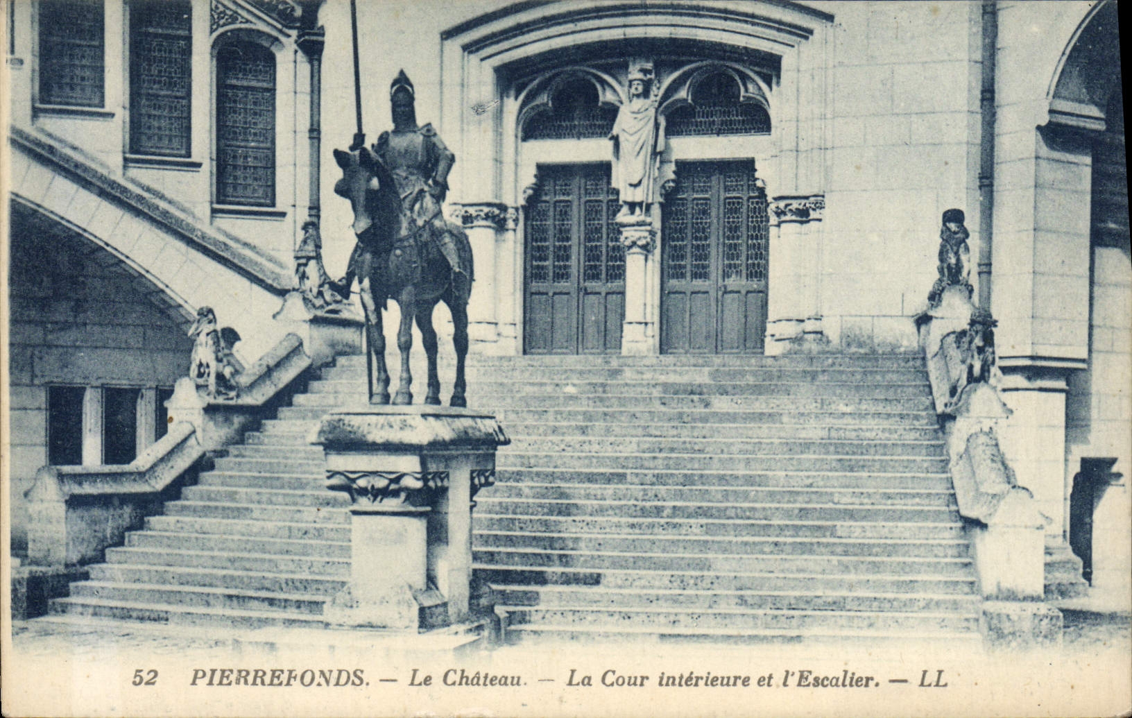 POSTAL Pierrefonds de la VENDIMIA el interior y el I Escalier de la corte del castillo