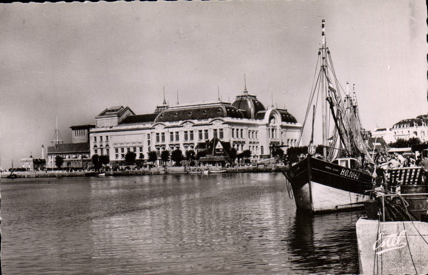 POSTAL MODERNA Trouville Touquet y el barco del casino
