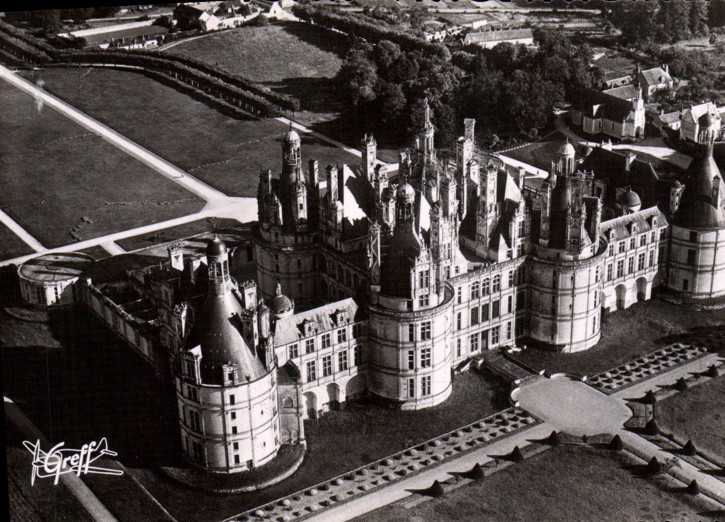 MODERN CARD Chambord Seen air the castle chimneys and terraces the vault