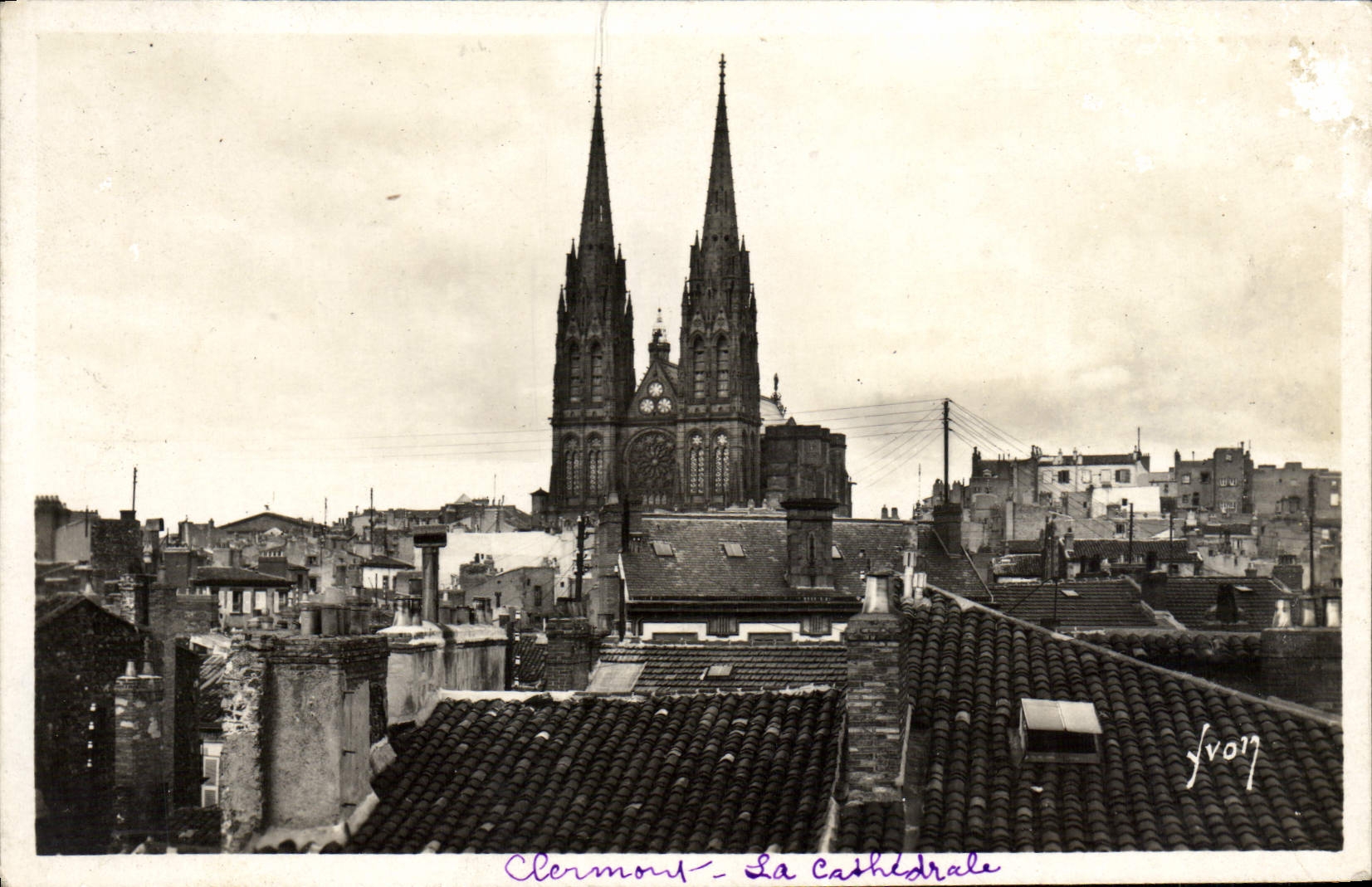 Opinión de Clermont-Ferrand de la POSTAL de la VENDIMIA sobre su catedral