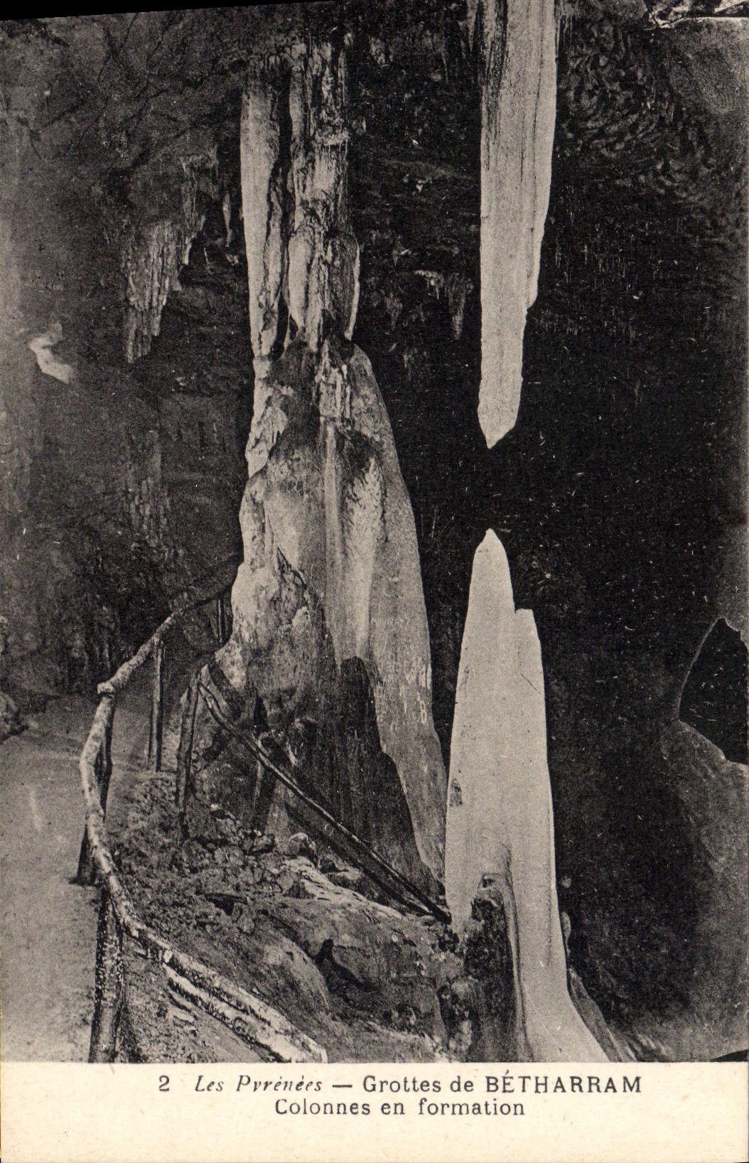 VINTAGE POSTCARD Caves De Betharram Columns in formation