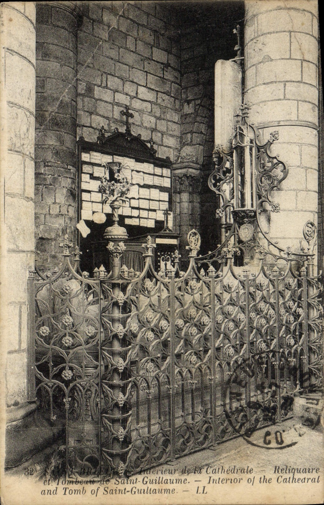 CPA Saint Brieuc Interieur de la cathedrale Reliquaire 