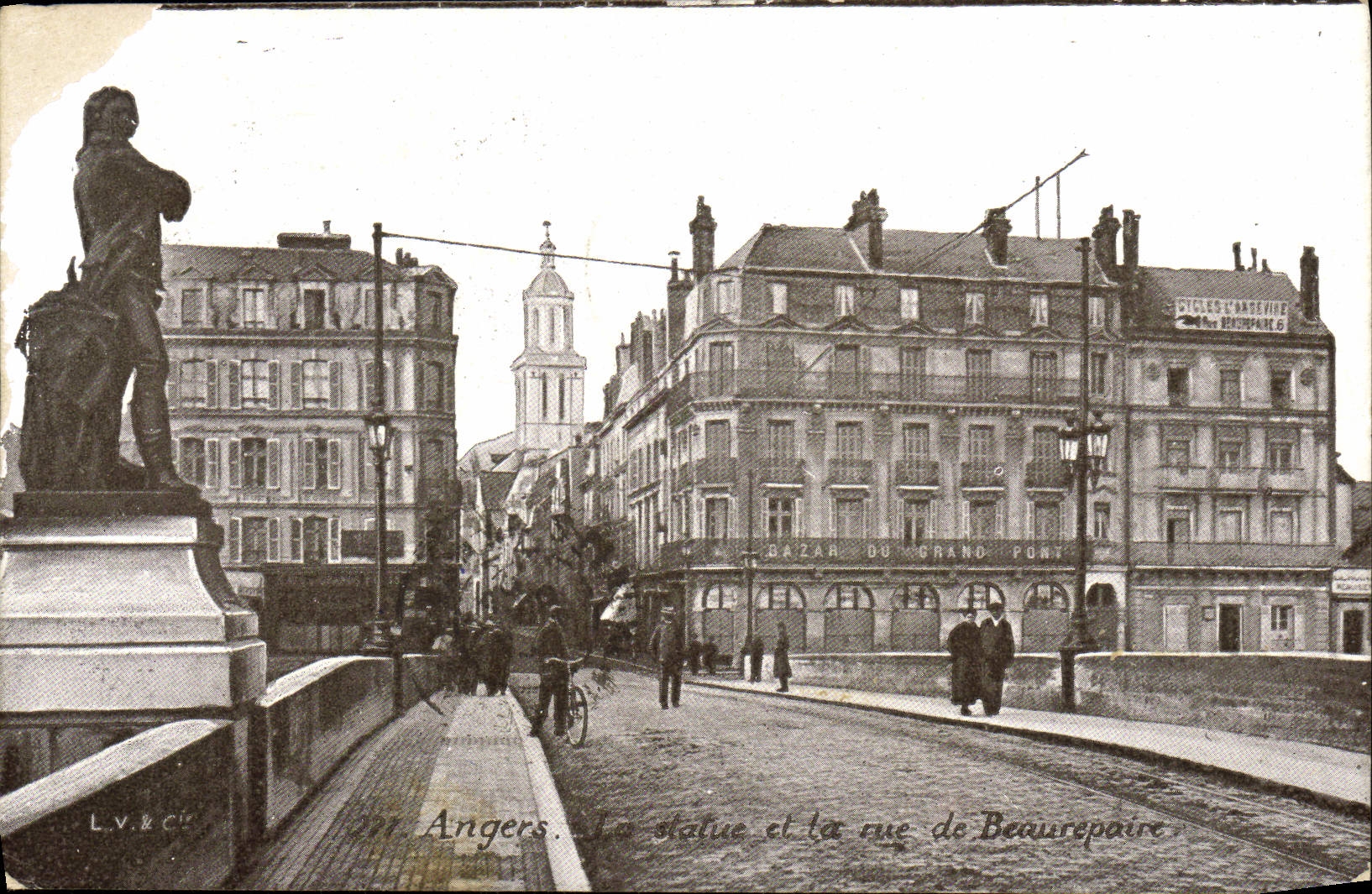 La POSTAL de la VENDIMIA encoleriza estatua y la calle de Beaurepaire