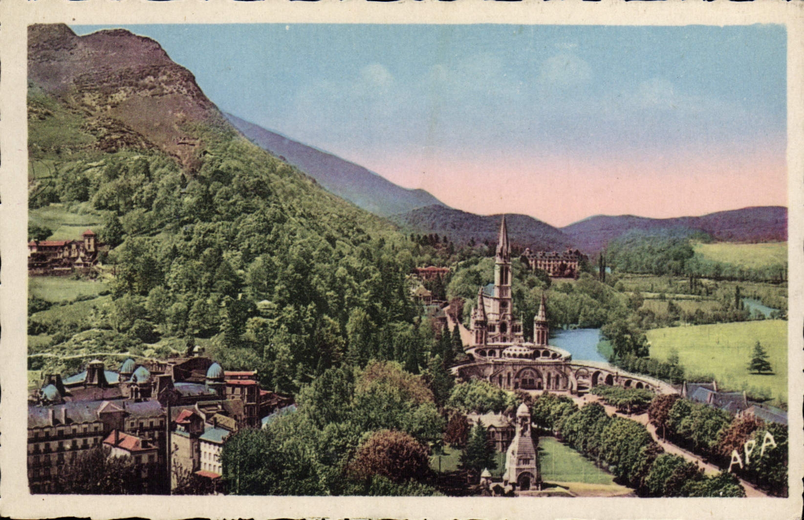 VINTAGE POSTCARD Heavy the Whole of the Basilica and the Interallied Monument
