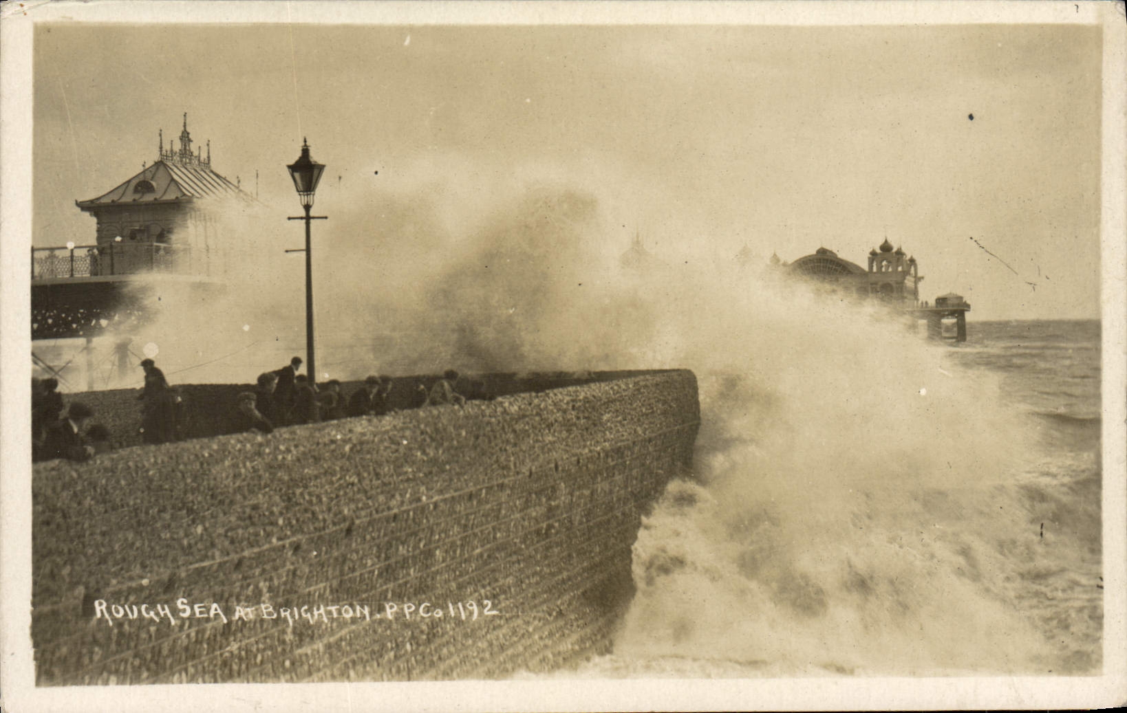 POSTAL MODERNA mar agitado en Brighton