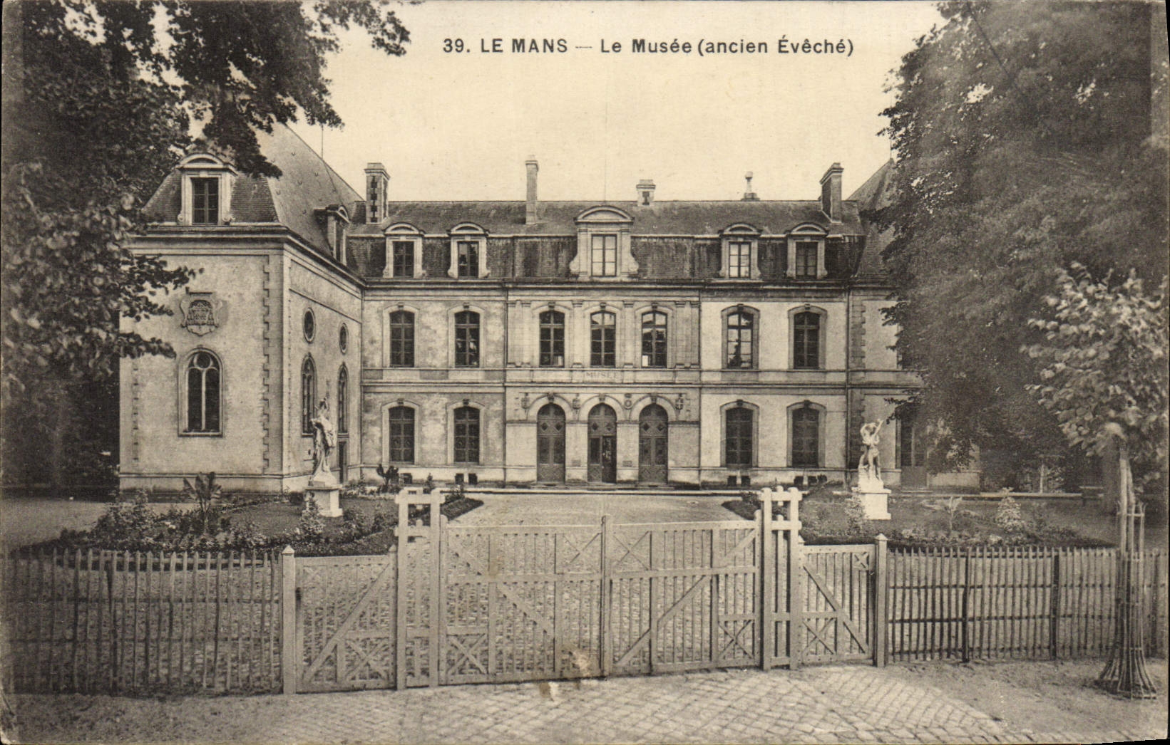 VINTAGE POSTCARD Mans the old Museum eveche