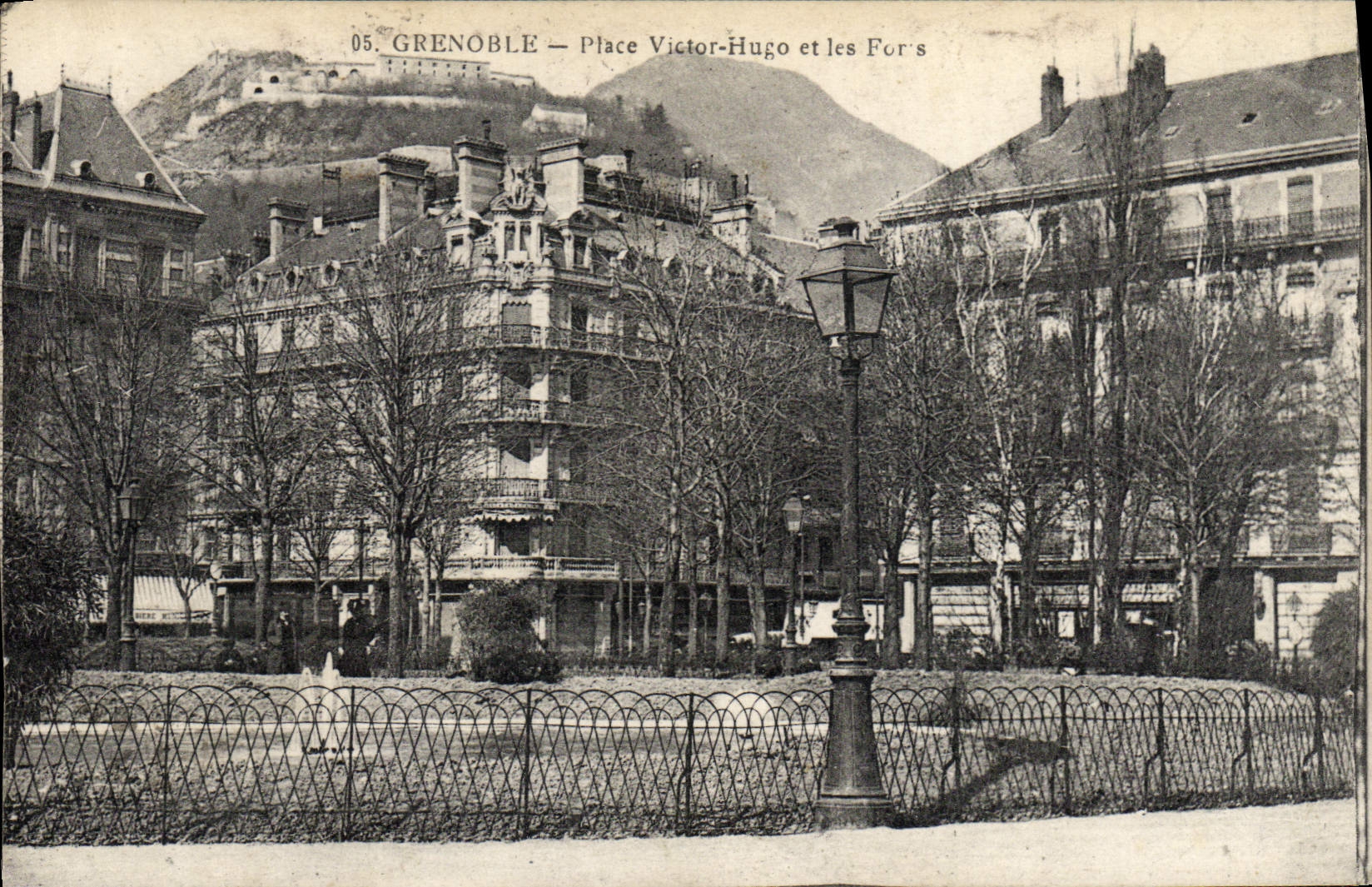 CPA Grenoble Place Victor Hugo et les Forts