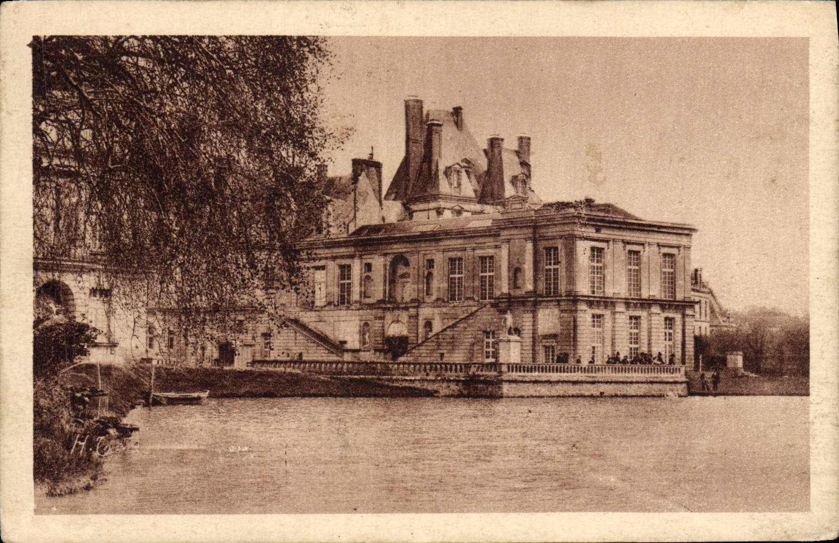 VINTAGE POSTCARD Palate De Fontainebleau the Pond and the Old theater