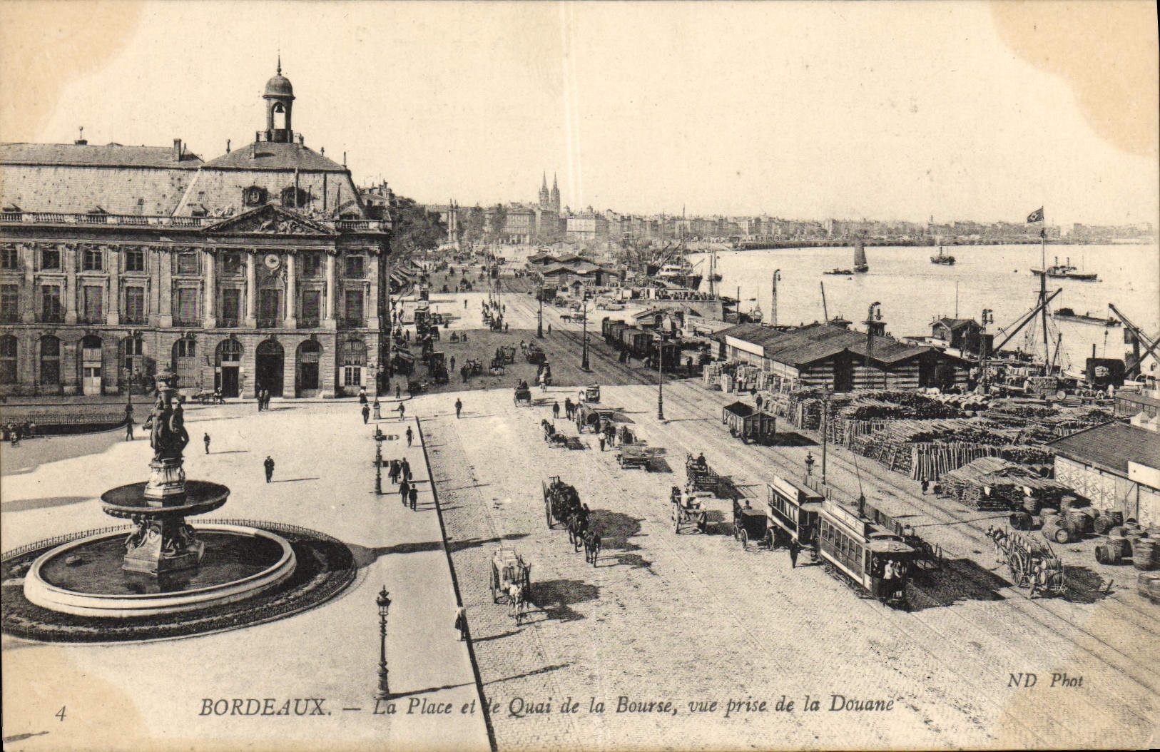 CPA Bordeaux La place et le quai de la Bourse vue prise de la douane