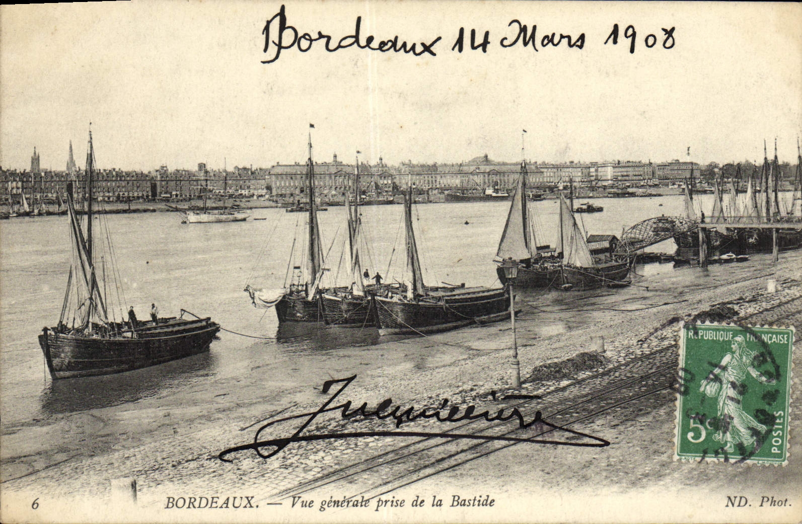 CPA Bordeaux Vue generale Prise de la Bastide Bateaux