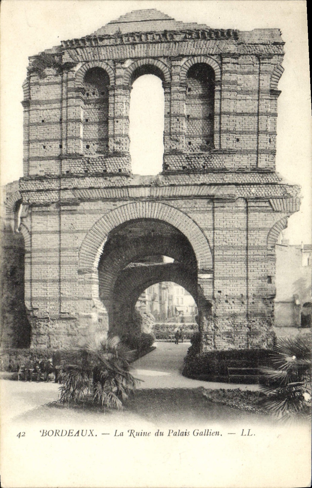 VINTAGE POSTCARD Bordeaux Ruin of the Gallien Palate