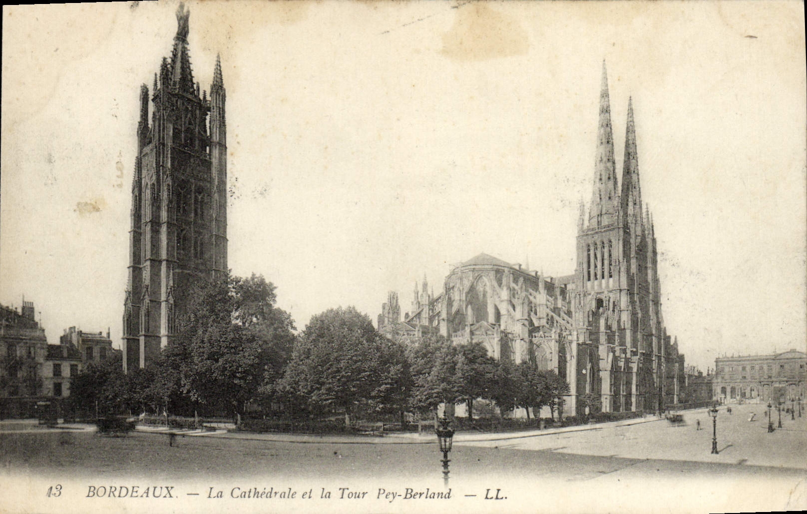 CPA Bordeaux La Cathedrale et la Tour Pey Berland