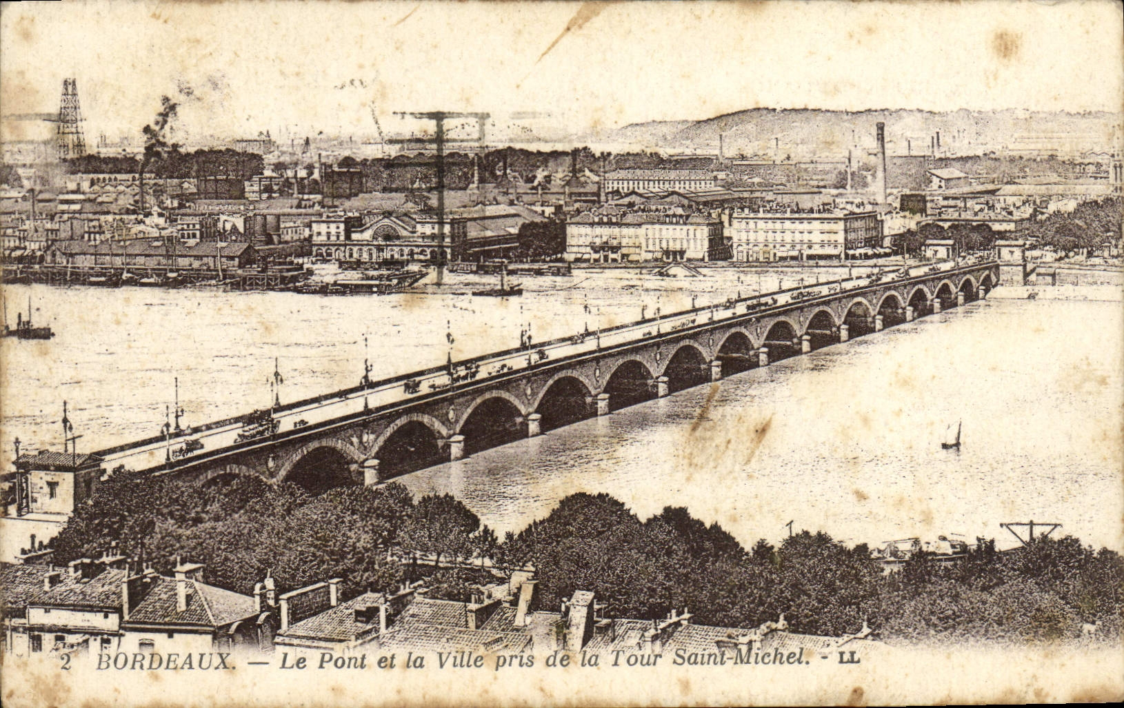 CPA Bordeaux Le Pont et la Ville Pris de la Tour Saint Michel