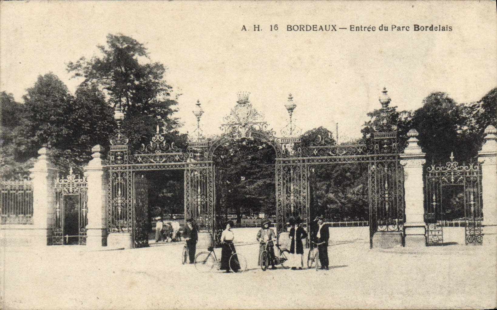 La entrada de Burdeos de la POSTAL de la VENDIMIA del parque de bicicleta de Burdeos completa un ciclo