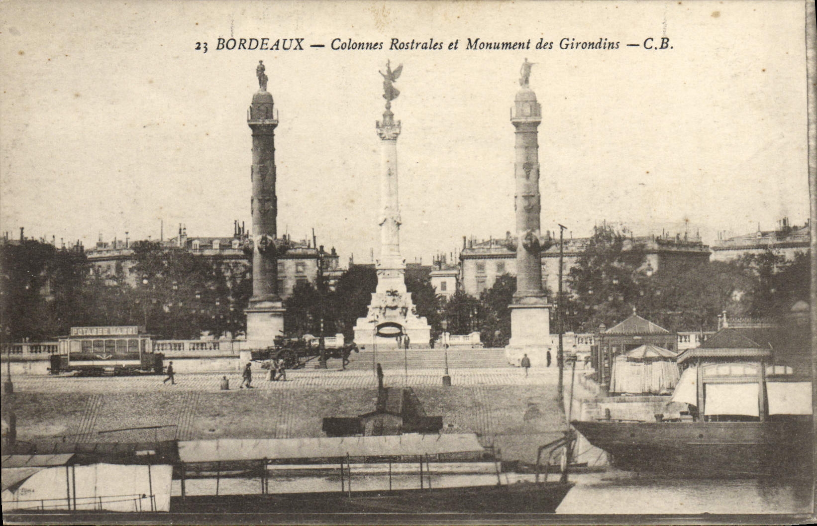 CPA Bordeaux Colonne Rostrales et Monument des Girondins Bateau