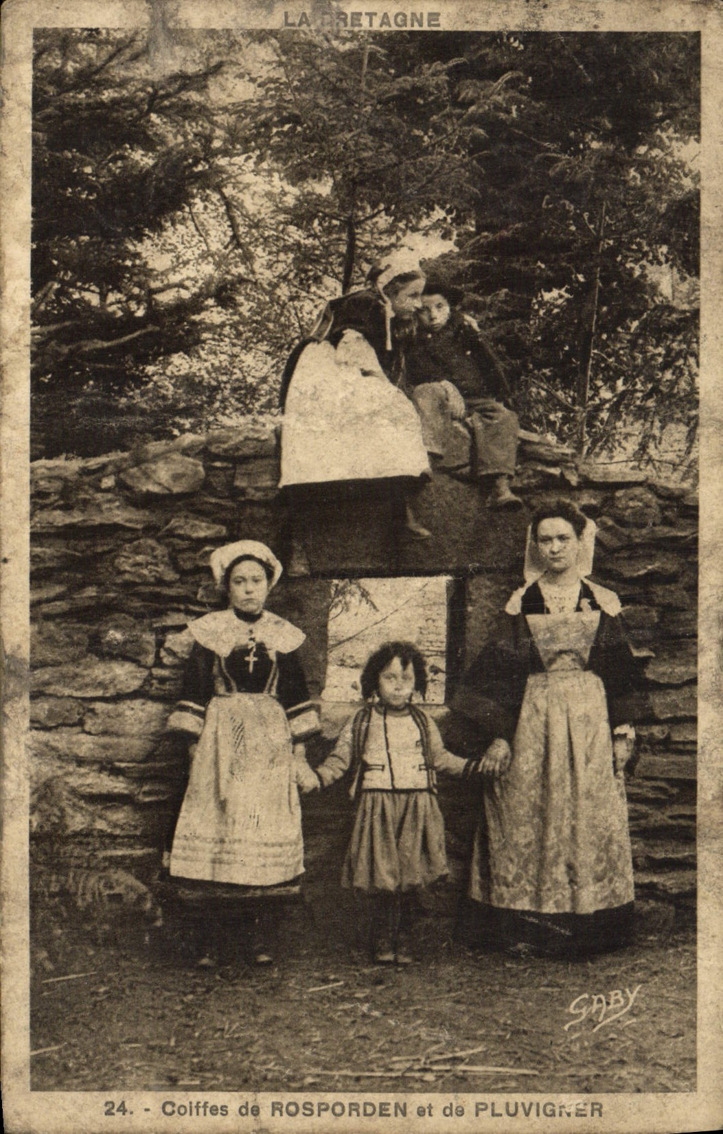 Casquillos de la POSTAL de la VENDIMIA del folklore de Rosporden y de Pluvigner