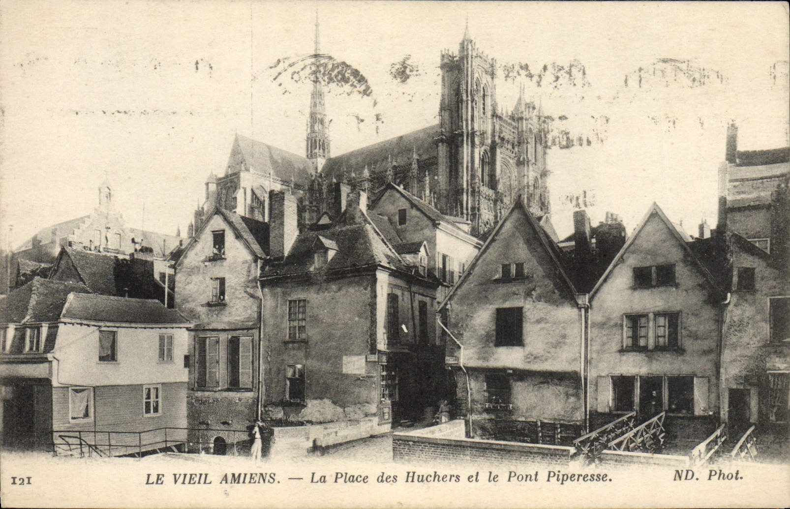 VINTAGE POSTCARD Old Amiens the Place of Huchers and the Piperesse Bridge