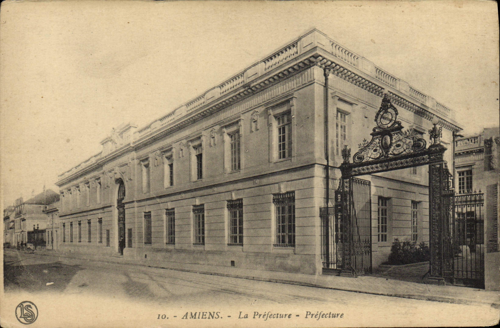 CPA Amiens La Prefecture 