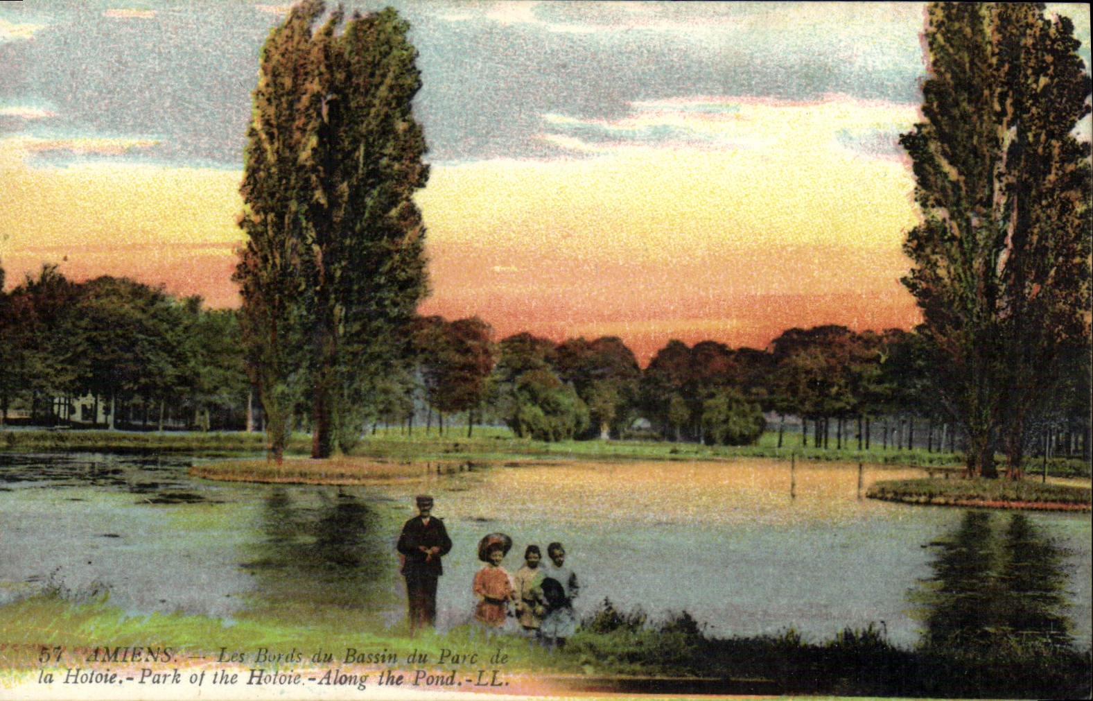 VINTAGE POSTCARD Amiens edges of the basin of the park of Hotoie