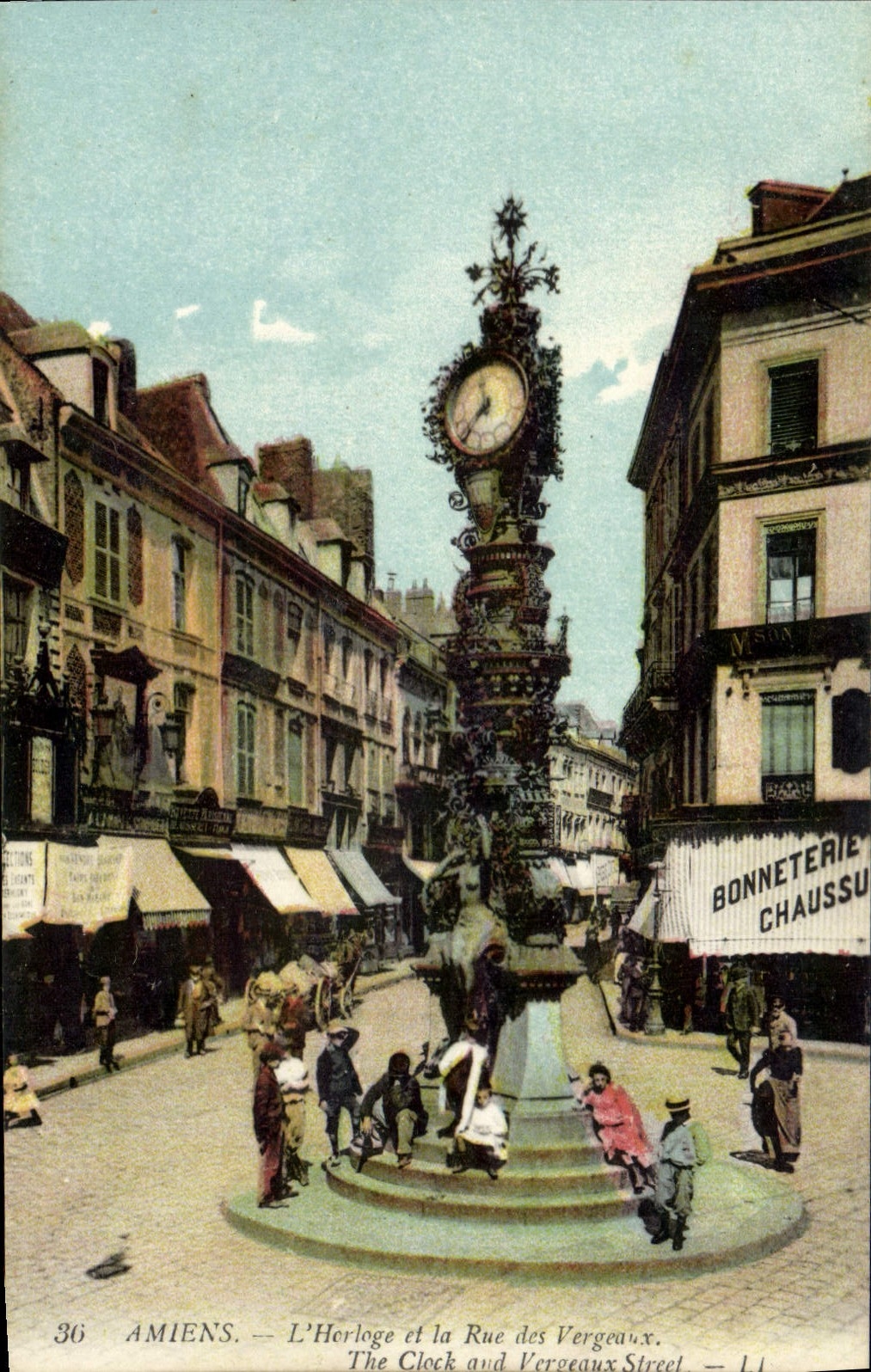CPA Amiens l'horloge et la rue des Vergeaux Bonneterie