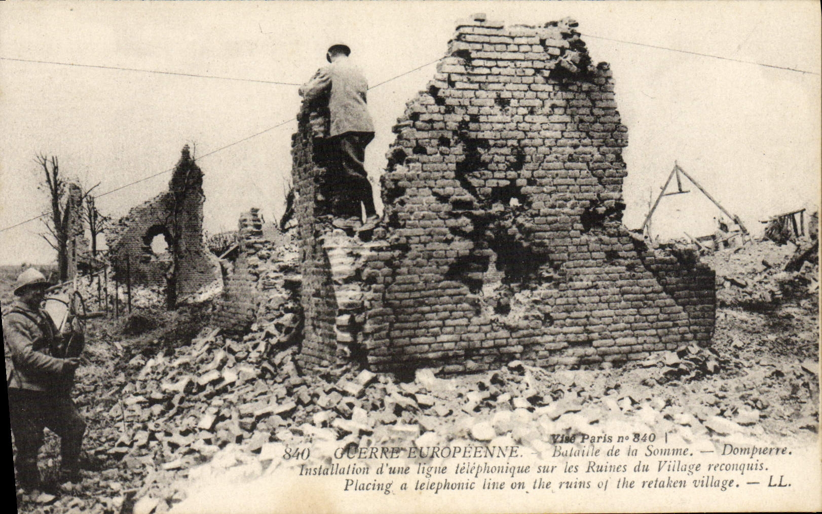 CPA Guerre Europeenne Bataille de la Somme Dompierre Installation d'une ligne telephonique sur les ruines Militaria 