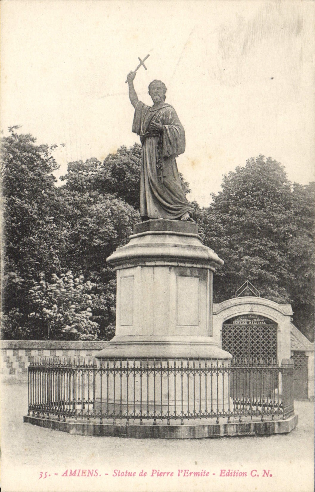 CPA Amiens Statue de Pierre l'Ermite 
