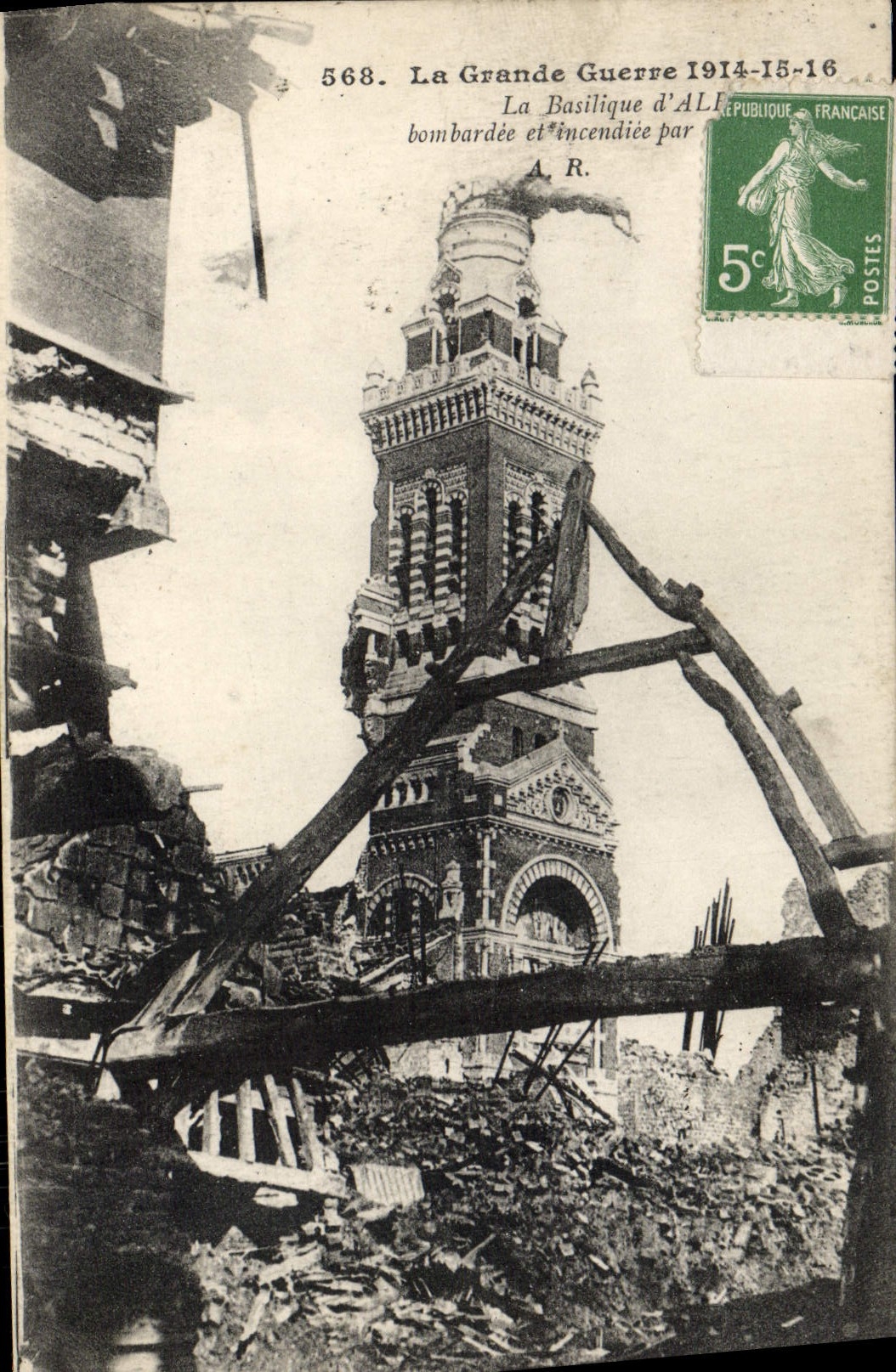 CPA La Grande Guerre La Basilique d'Albert Militaria