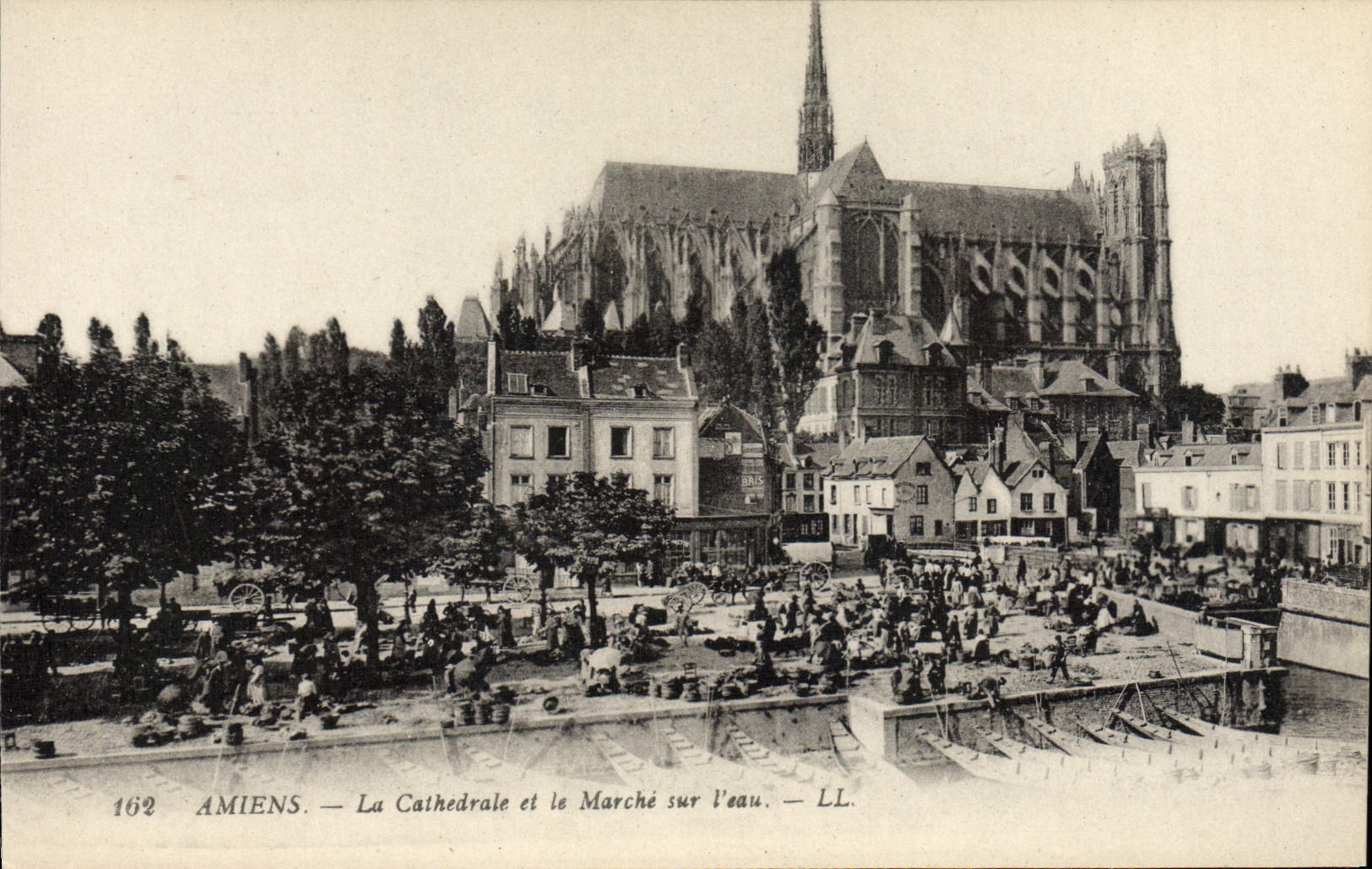 CPA Amiens La Cathedrale et le Marche sur l'Eau 
