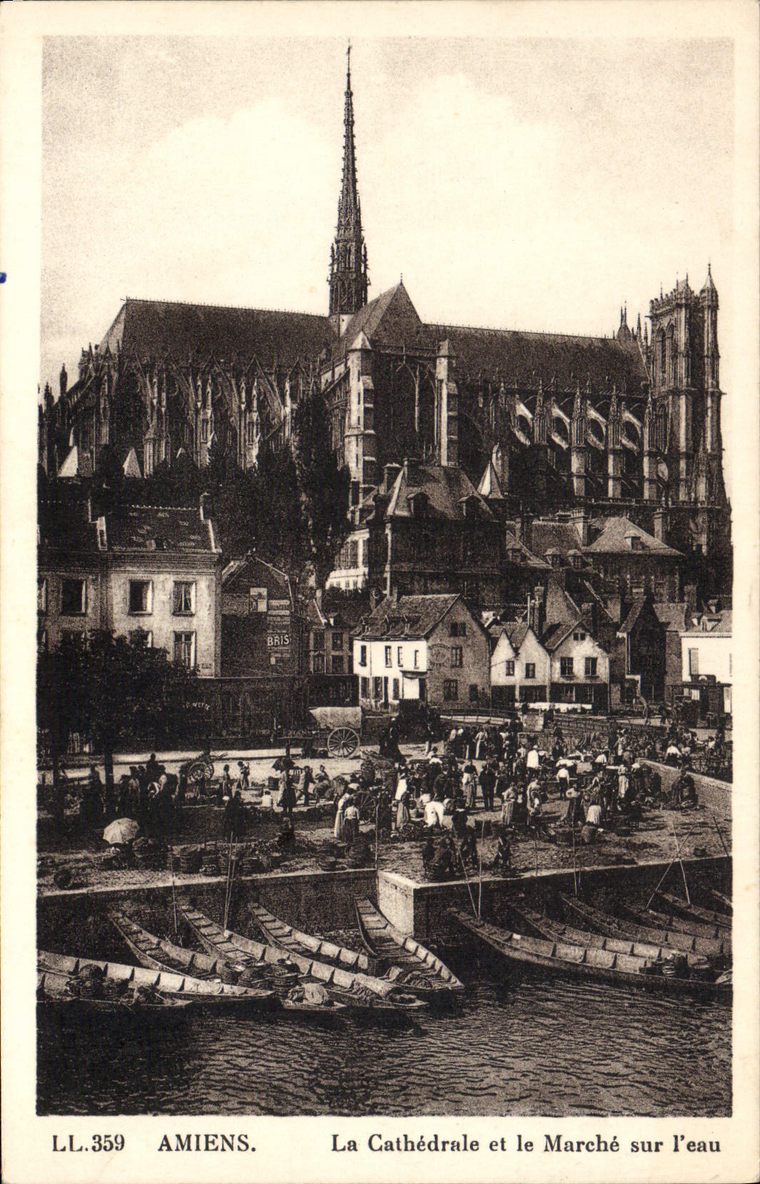 CPA Amiens La Cathedrale et le Marche sur l'eau 