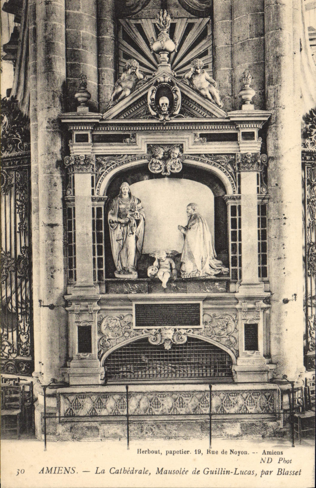CPA Amiens La Cathedrale Mausolee de Guillin Lucas par Blasset