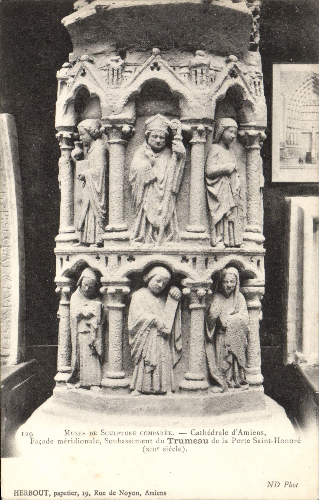 POSTAL Musee de la VENDIMIA de la escultura Comparee Cathedrale de la fachada el Soubassement más situado más al sur de Amiens del embarcadero de los honores del St de la puerta