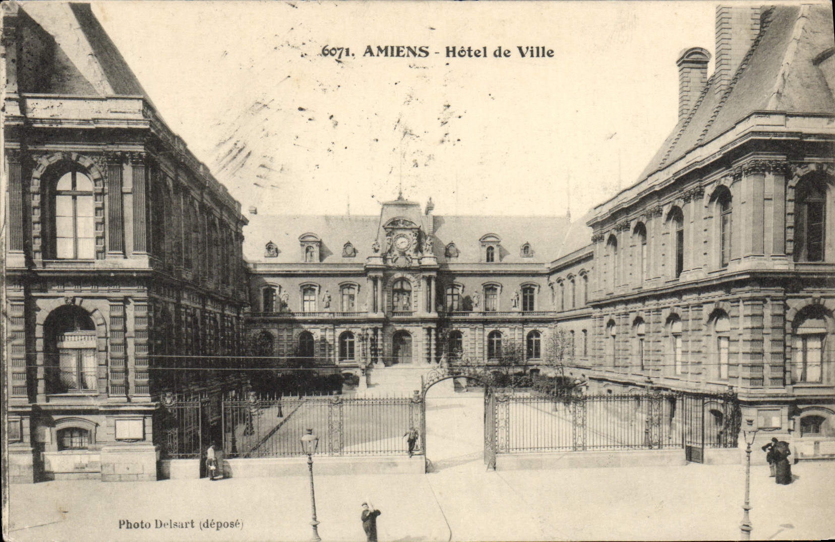 VINTAGE POSTCARD Amiens Town hall