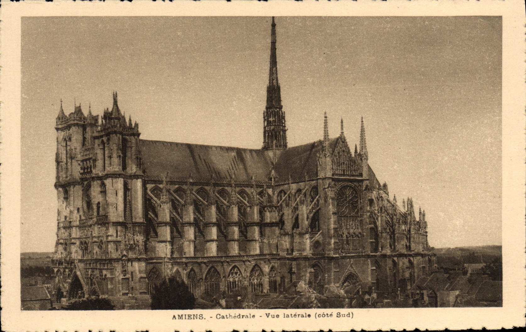 VINTAGE POSTCARD Amiens Cathedral Seen Side