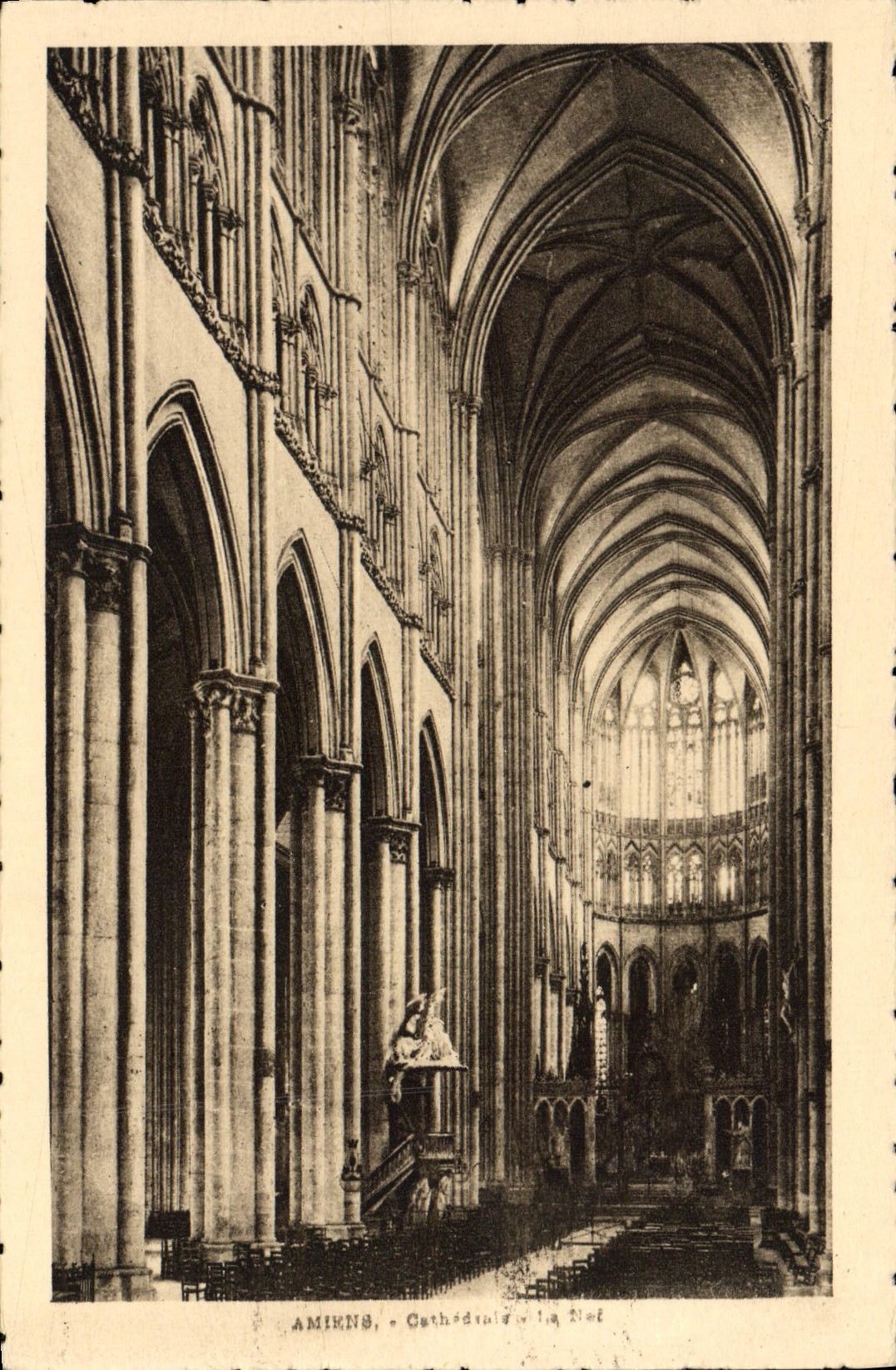 VINTAGE POSTCARD Amiens Cathedral the nave