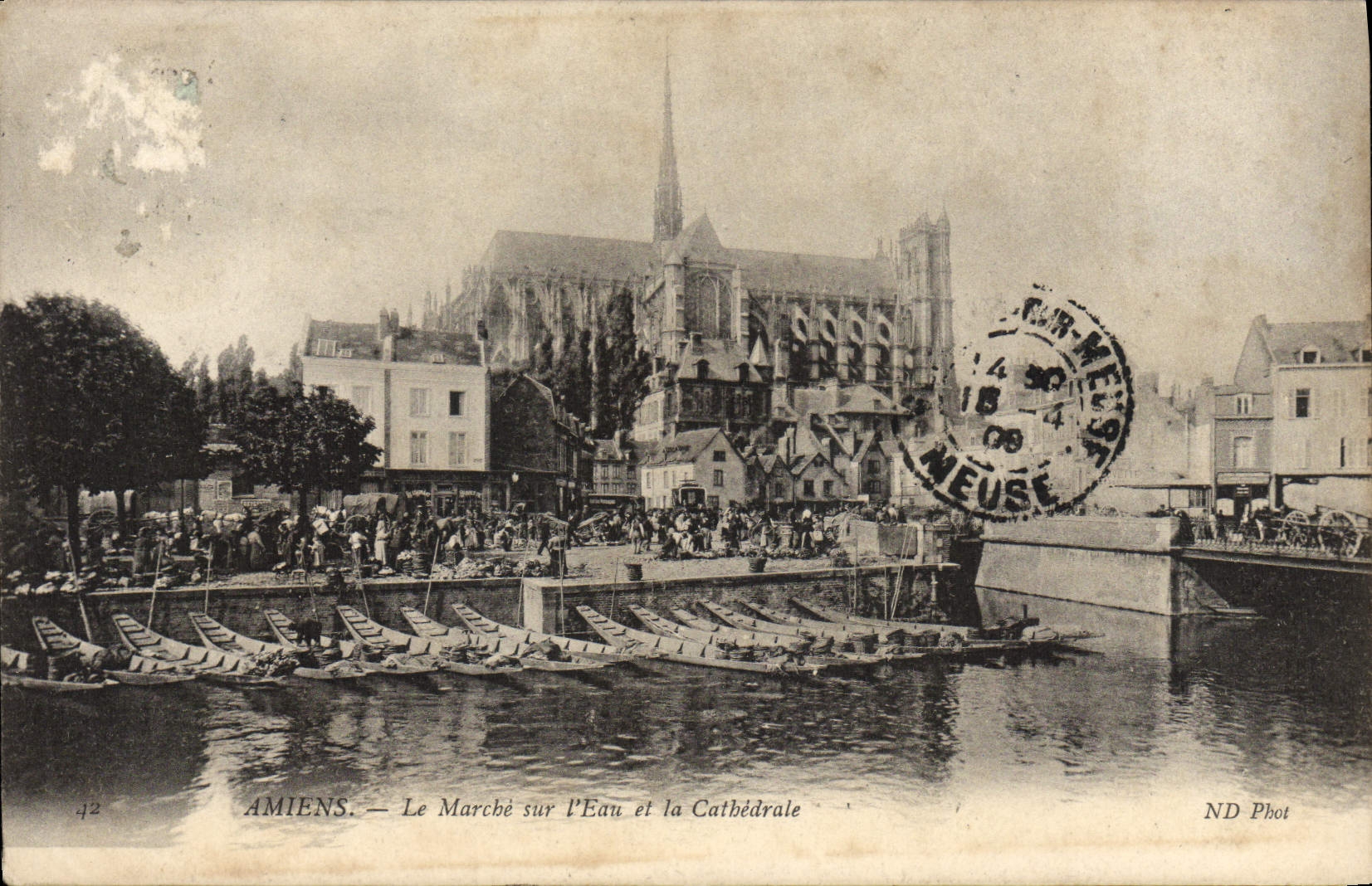 Mercado de Amiens de la POSTAL de la VENDIMIA en el agua y la catedral
