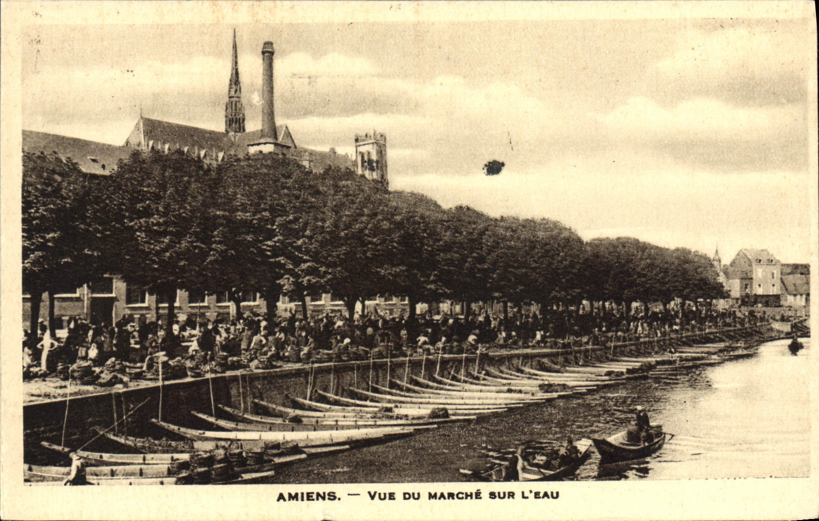 POSTAL Amiens de la VENDIMIA visto del mercado en el agua
