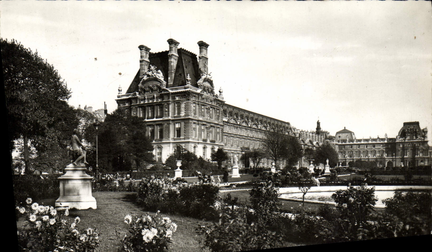 CPM Paris Le Louvre et Jardin des Tuileries