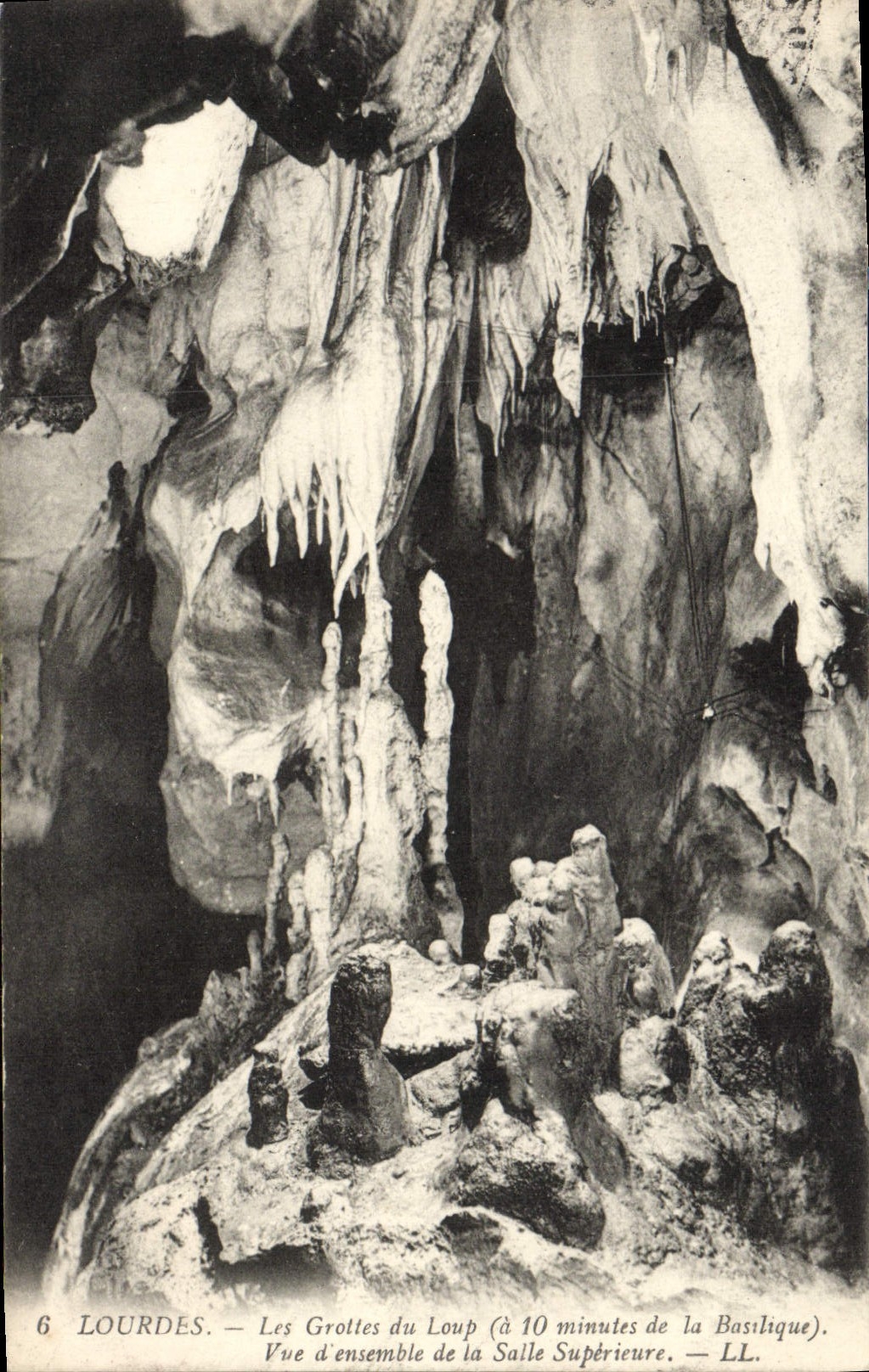 VINTAGE POSTCARD Heavy Caves Of the Wolf Overall picture of the higher room