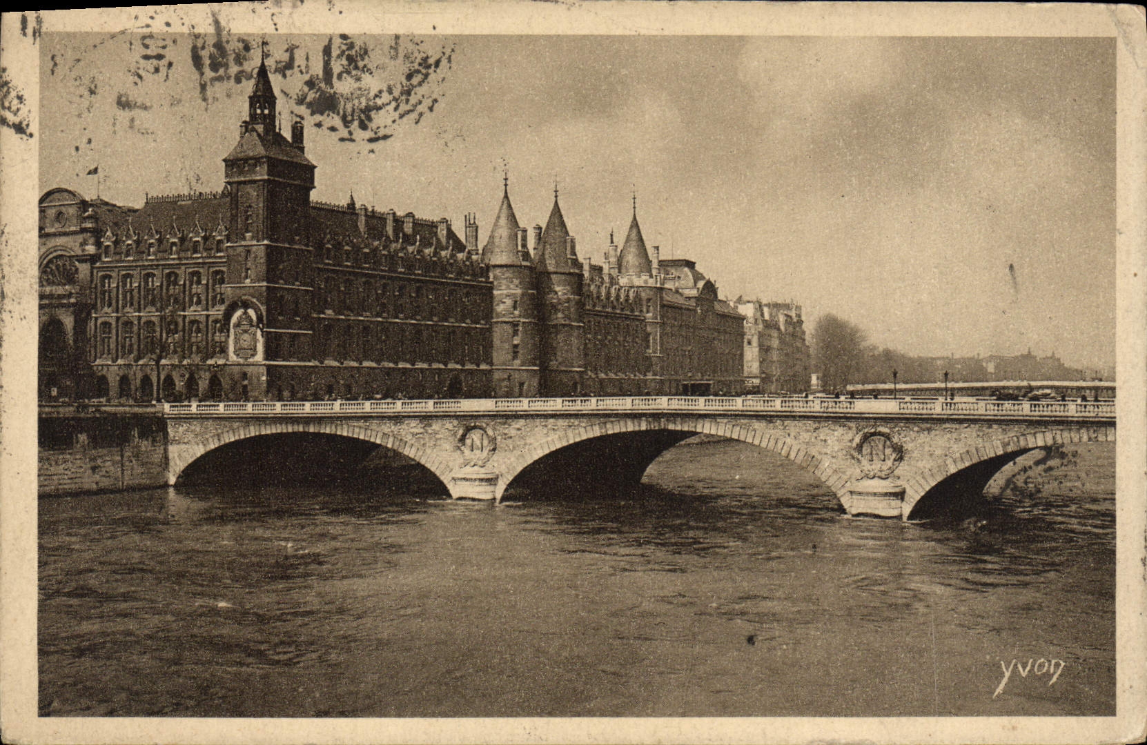 VINTAGE POSTCARD Paris Law courts And the Bridge With the exchange
