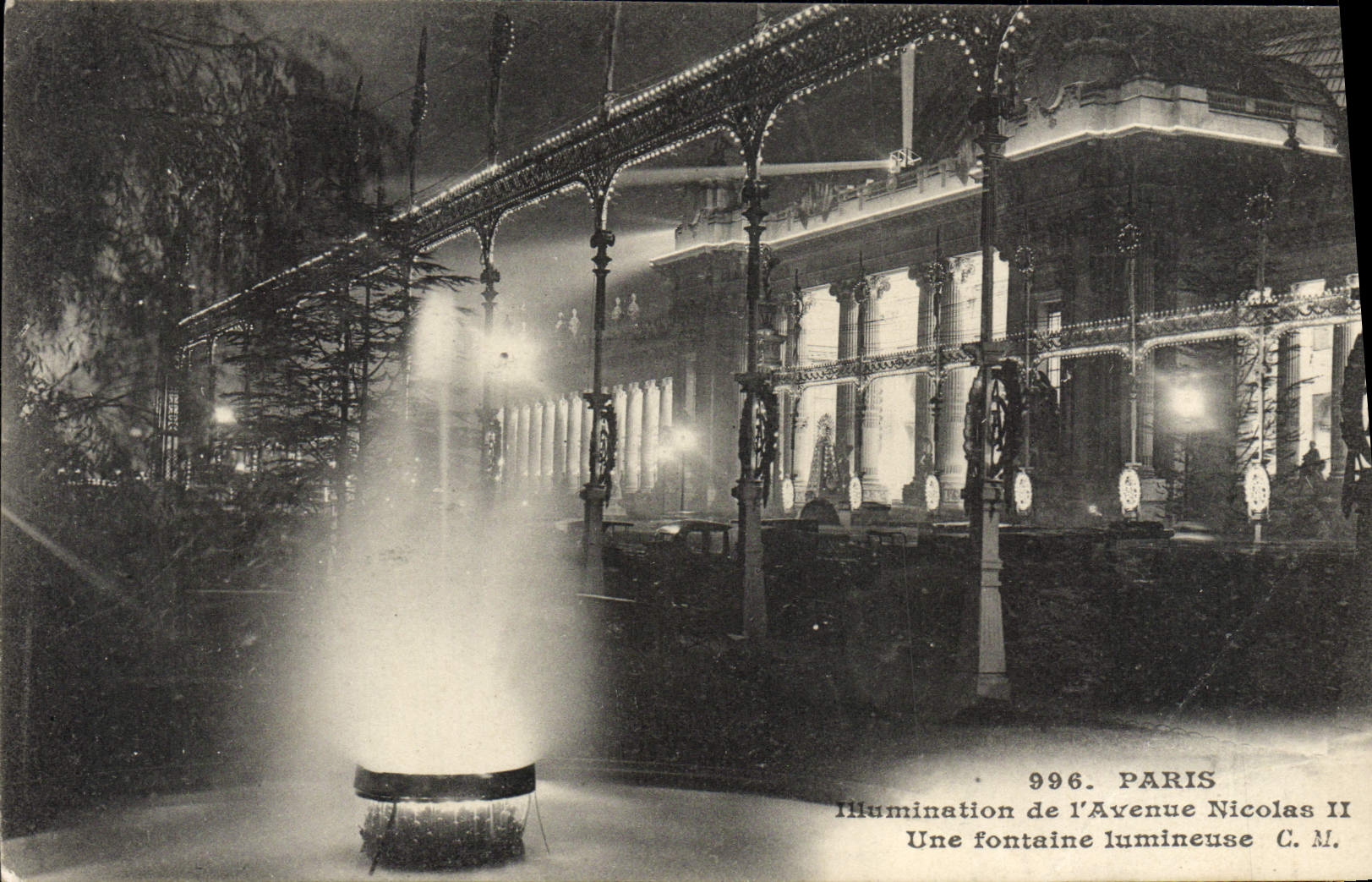 VINTAGE POSTCARD Paris Illumination De I' Avenue Nicolas II a luminous fountain