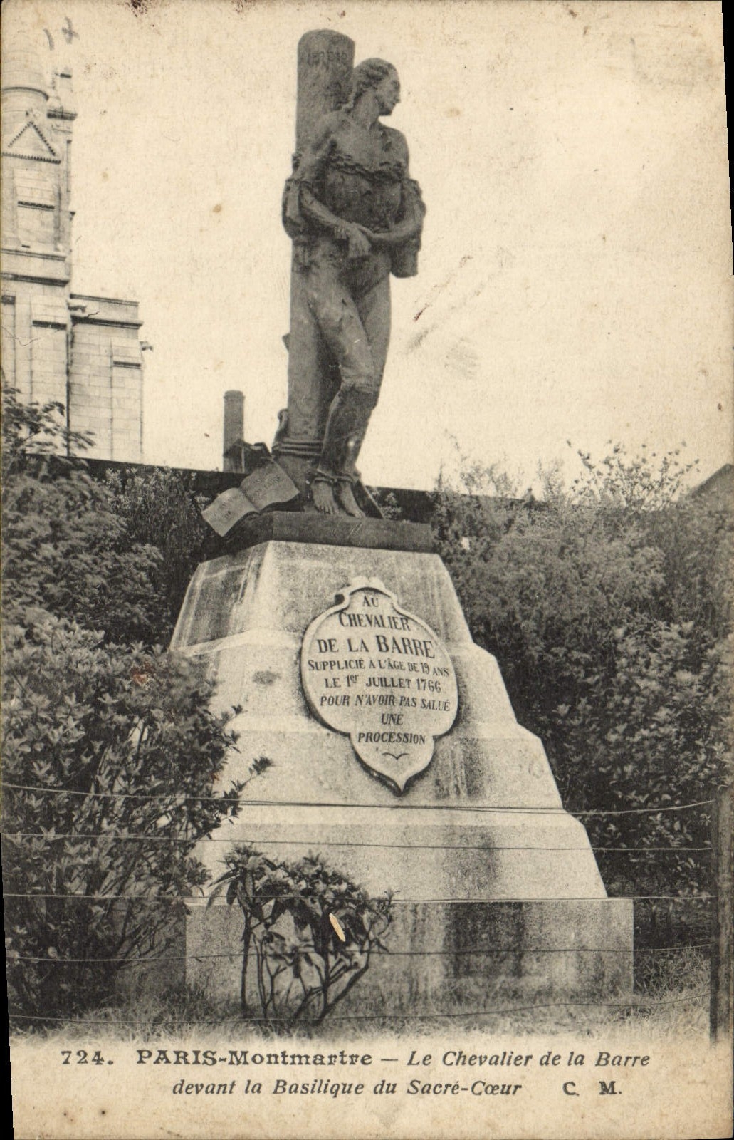 CPA Paris Montmartre Le Chevalier De La Barre devant la basilique du Sacre Coeur