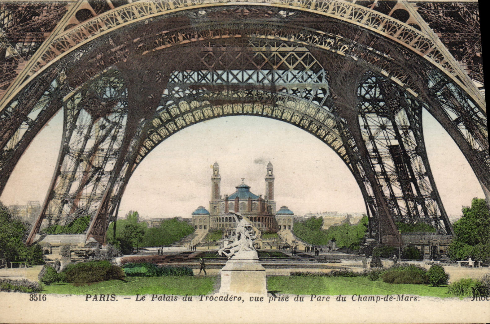 CPA Paris Le Palais Du Trocadero Vue Prise Du Parc Du Champ De Mars