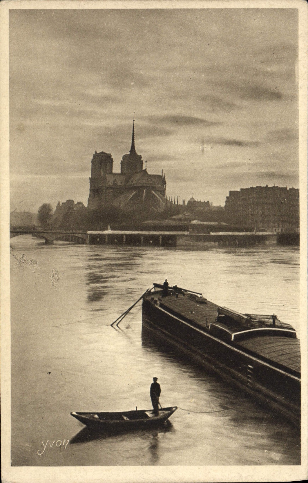 CPA Paris En Flanant La Seine Au quai de Tournelle Notre Dame Peniche